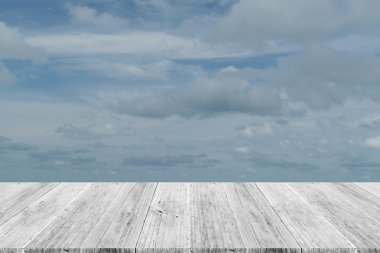 Mavi gökyüzü bulut ile ahşap Teras