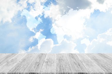 Mavi gökyüzü bulut ahşap Teras ve dünya ile harita