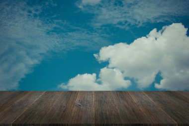 Mavi gökyüzü bulut ile ahşap Teras, vintage tarzı sürecinde