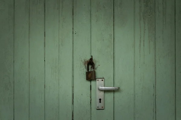 Viejo fondo metálico con un agujero de teclado — Foto de stock