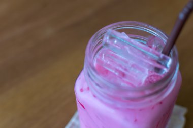 Pembe tatlı soğuk içecek süt