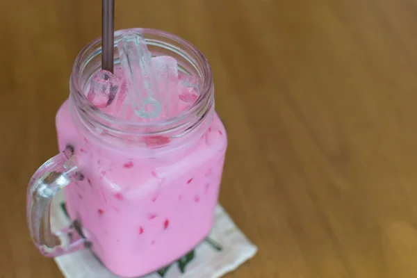 Γλυκό ποτό κρύο γάλα ροζ — Φωτογραφία Αρχείου