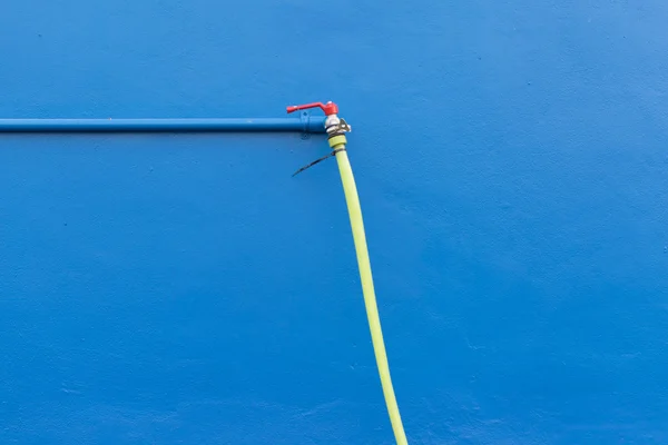 Estilo minimalista, grifo y tubo en la pared . —  Fotos de Stock