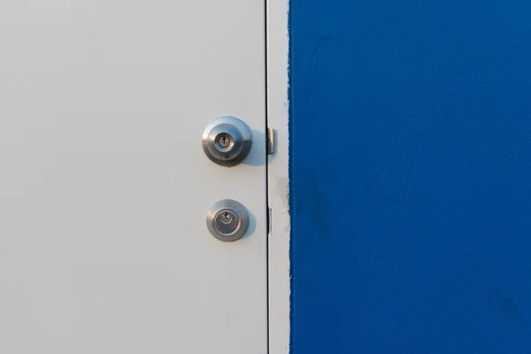 Stile minimalismo, parete blu e porta bianca . — Foto Stock
