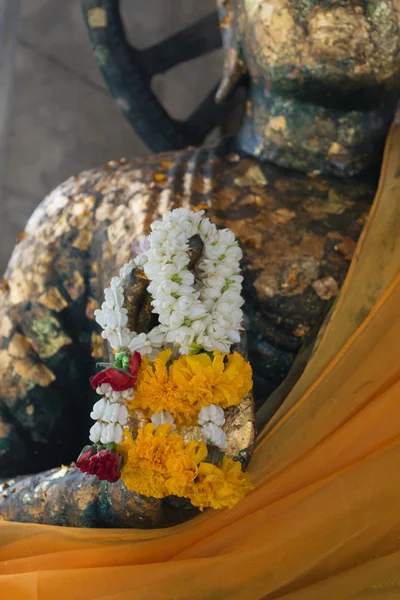 Girlandenblume auf Buddha-Statue — Stockfoto