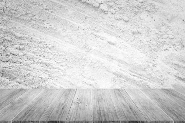 Kum doku yüzeyi ahşap teras ile