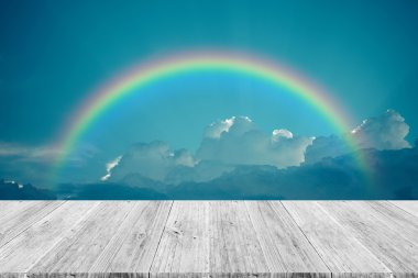 Ahşap Teras ve gökkuşağı gökyüzü bulut mavi, vintag içinde işlem