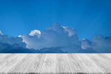 Mavi gökyüzü bulut ile ahşap Teras