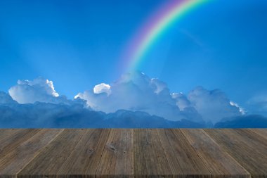Ahşap Teras ve rainbow ile mavi gökyüzü bulut