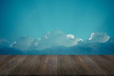 Mavi gökyüzü bulut ile ahşap Teras, vintage tarzı sürecinde