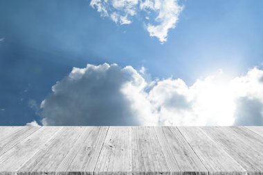 Mavi gökyüzü bulut ile ahşap Teras