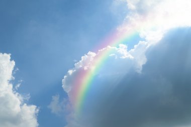 Gökkuşağı ile mavi gökyüzü bulut