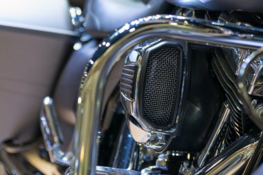 Motosiklet motoru araba gösterisi halinde zoom