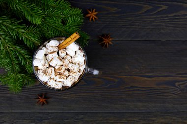 Marşmelov ve tarçınlı bir fincan sıcak çikolata. Kakaodan yapılan Noel içeceği.