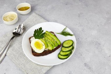 Yumurtalı avokado sandviçi. Sağlıklı kahvaltı ya da atıştırmalık, vejetaryen yemeği. Üst görünüm, alanı kopyala.