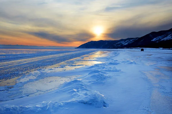 Όμορφο Ηλιοβασίλεμα Στην Παγωμένη Λίμνη Baikal Χειμερινό Τοπίο Στη Ρωσία — Φωτογραφία Αρχείου
