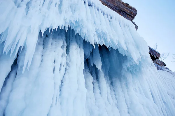 Roca Cubierta Carámbanos Isla Ogoy Lago Baikal Invierno —  Fotos de Stock