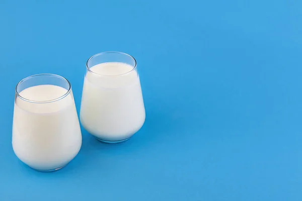 Ekologisk Probiotisk Kefir Eller Yoghurt Med Probiotika Glasögon Blå Bakgrund — Stockfoto