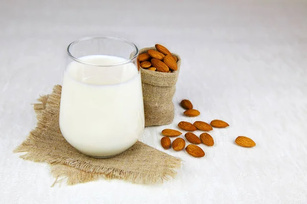 Sklenice Mandlového Mléka Mandlové Oříšky Bílém Pozadí Zdravé Ořechy Vegan — Stock fotografie
