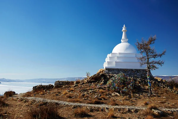 Budist Stupa kışın Ogoy adasında. Baykal Gölü, Rusya