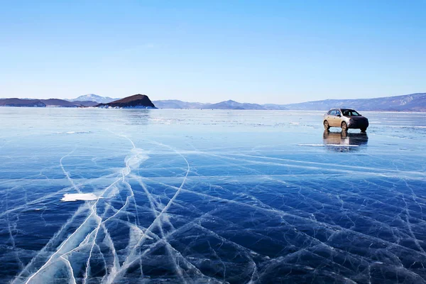 Auto Auf Dem Zugefrorenen Baikalsee Schöne Aussicht Auf Klares Eis — Stockfoto