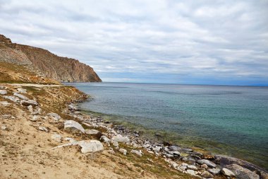 Baykal Gölü 'nün güzel sonbahar manzarası. Aya Körfezi, Rusya.