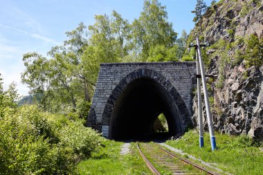 Circum-Baykal Demiryolu 'ndaki eski tünel. Sibirya 'da yaz, Rusya