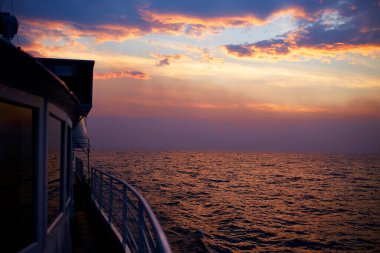 Baykal Gölü 'nde gün batımı. Turist gemisinden görüntü. Olkhon adasından bulutlu bir yaz akşamının güzel manzarası