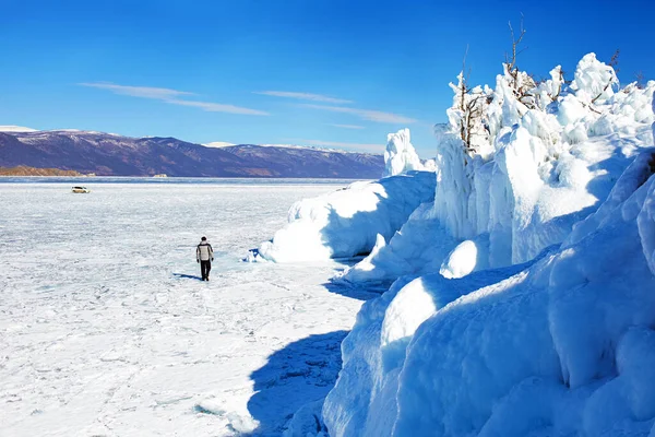 Bela Paisagem Inverno Lago Baikal Homem Caminha Lago Gelado Baikal — Fotografia de Stock