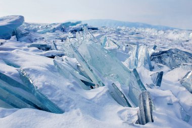 Donmuş Baykal Gölü 'nün güzel manzarası. Listvyanka köyündeki buz tarlaları