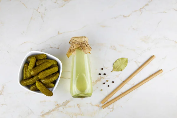Gurka Juice Eller Gurka Pickle Flaska Skål Med Inlagda Gurkor — Stockfoto