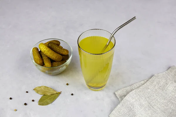 Gurka Pickle Eller Pickle Juice Glas Skål Med Inlagda Gurkor — Stockfoto