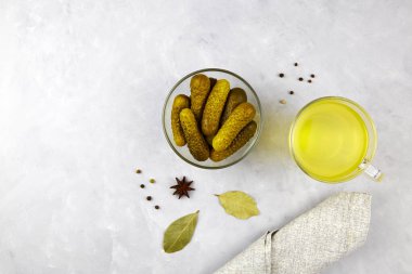 Turşu suyu, arka planda salatalık turşusu ve cam. Sporcular için sağlıklı enerji içeceği.