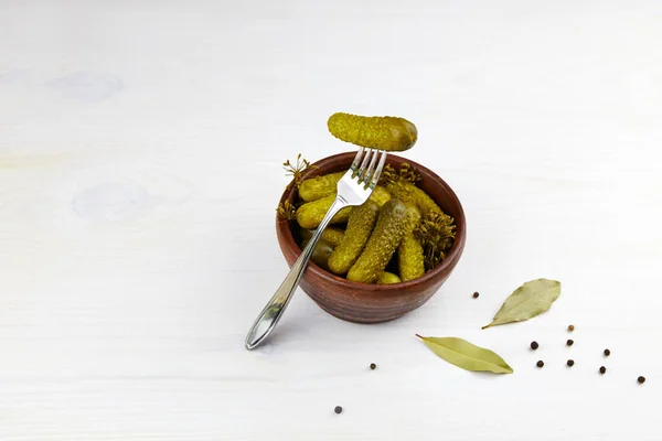 Marinerade Gurkor Keramikskål Med Gaffel Vit Träbakgrund Hemmagjorda Pickles — Stockfoto