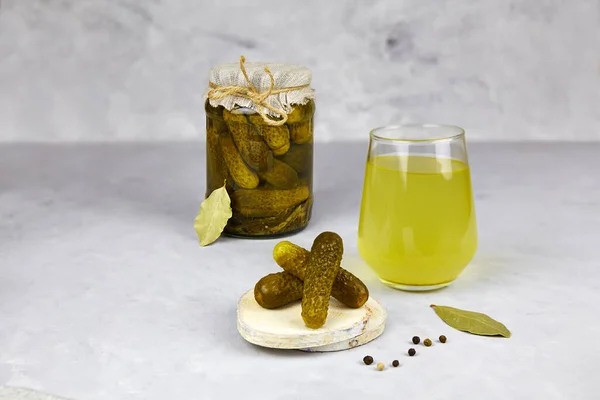 Inlagda Gurkor Glasburk Och Pickles Juice Glas Ljus Bakgrund Hemgjorda — Stockfoto