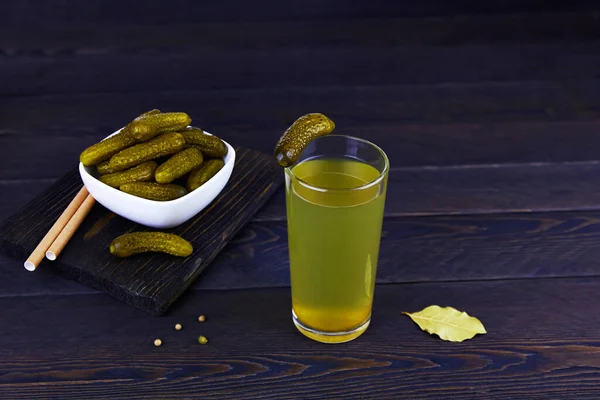 Pickle Juice Komkommer Augurk Gemarineerde Komkommers Een Kom Een Donkere — Stockfoto