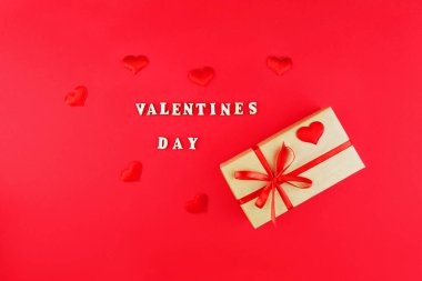 Kırmızı arka planda bir hediye. 