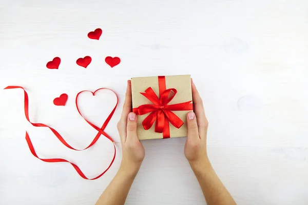 Las Manos Las Mujeres Sostienen Una Caja Regalo San Valentín — Foto de Stock