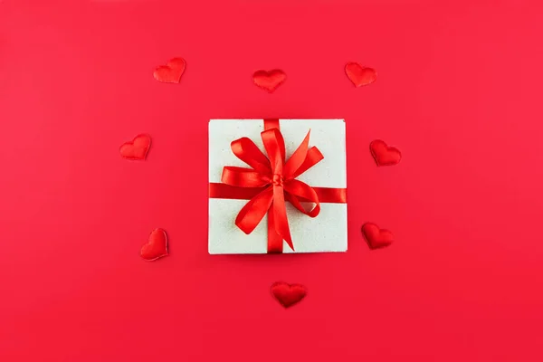 Confezione Regalo Confezione Carta Artigianale Con Nastro Rosso Fondo Rosso — Foto Stock