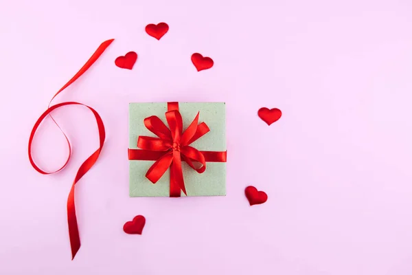 Cadeaudoosje Een Ambachtelijke Papieren Verpakking Met Een Rood Lint Een — Stockfoto