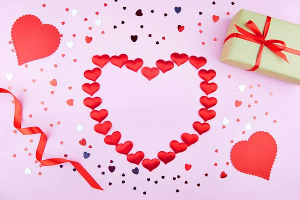 Sfondo San Valentino Regalo Nastri Rossi Cuori Decorativi Coriandoli Sfondo — Foto Stock