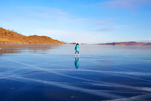 Una Chica Patina Lago Congelado Sola Hermoso Paisaje Invernal Del —  Fotos de Stock