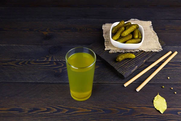 Gurka Pickle Eller Pickle Juice Glas Skål Med Inlagda Gurkor — Stockfoto