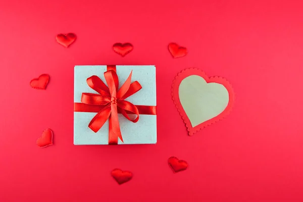 Подарункова Коробка Крафтовому Паперовому Пакеті Червоною Стрічкою Порожнім Любові Листом — стокове фото
