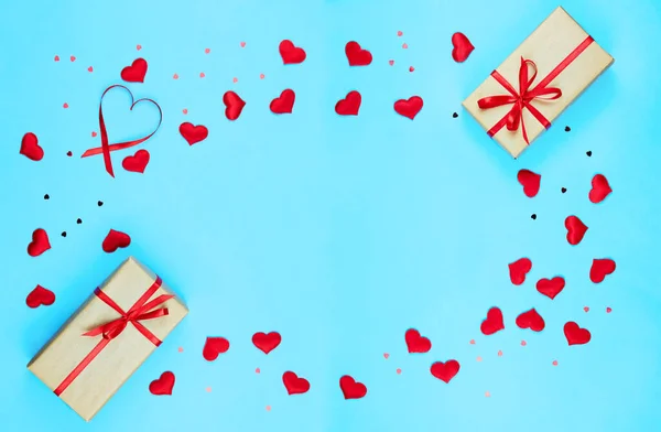 Valentijnsdag Achtergrond Cadeau Rode Linten Decoratieve Hartjes Confetti Een Blauwe — Stockfoto
