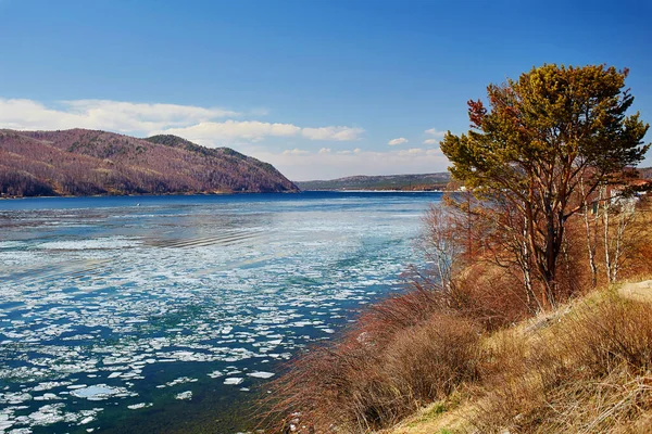 Озеро Байкал Весной Деревня Листвянка Место Река Ангара Течёт Озера — стоковое фото