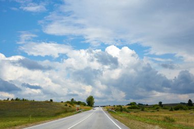 Güneşli bir yaz gününde Baykal Gölü 'ne giden yol. Bulutlu güzel gökyüzü.