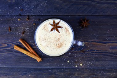 Koyu ahşap arka planda bir fincan Masala çayı. Geleneksel Hint çayı, sütlü ve baharatlı. Üst Manzara. Yakın plan..