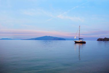 Baykal Gölü yazın gün batımında. Baykal Gölü 'nde bir yaz akşamında yelkenli..