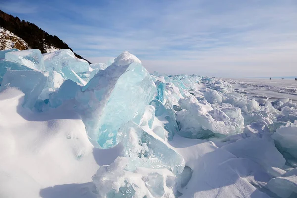 Montones Fragmentos Hielo Azul Cubiertos Nieve Lago Congelado Baikal Invierno —  Fotos de Stock